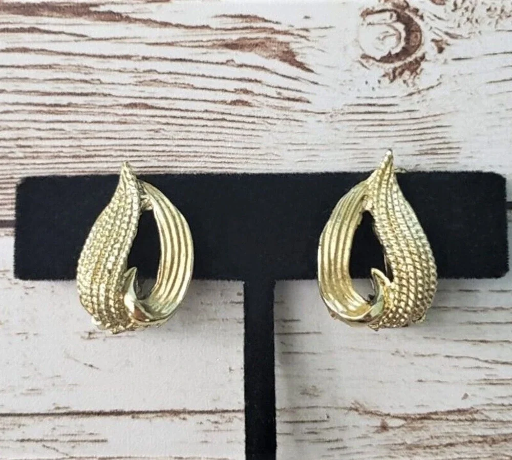 Vintage Clip On Earrings Gold Tone Swoosh Lines & Dots Design